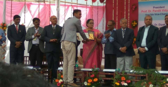 Rahul Tiwari receiving award at SRTMU Nanded