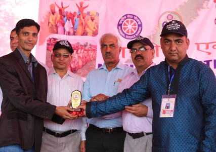 NSS Gujarat Team led by Niket Shastri won six trophies at National Integration Camp 2017 at Himachal pradesh