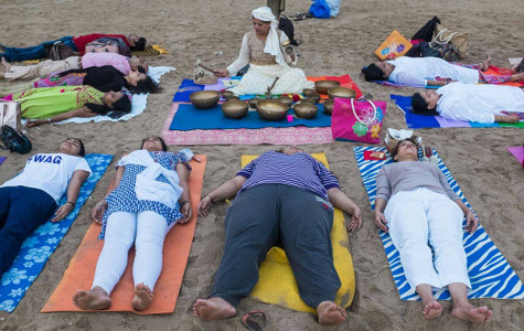 Sujata Singhi - Sound Bowl Group Meditation and Healing Session at Juhu Beach - May 2016
