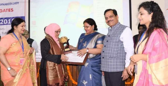 Dr Seema Hakim - Award by Sharda University